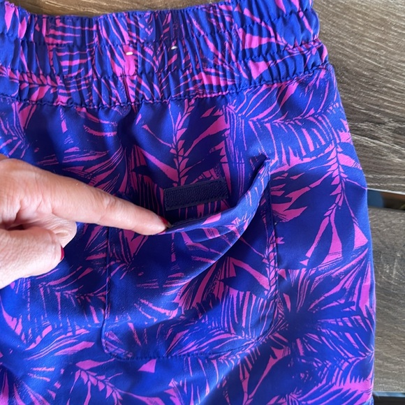 Columbia PFG Women’s Shorts - Size Medium - Purple Floral Shorts w/ Back Pocket - Picture 5 of 9